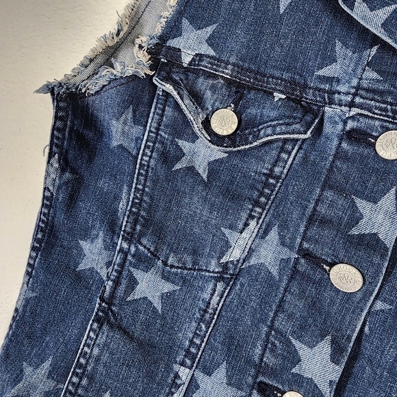 ROCK & REPUBLIC STARS DENIM SLEEVELESS JACKET - Picture 5 of 6